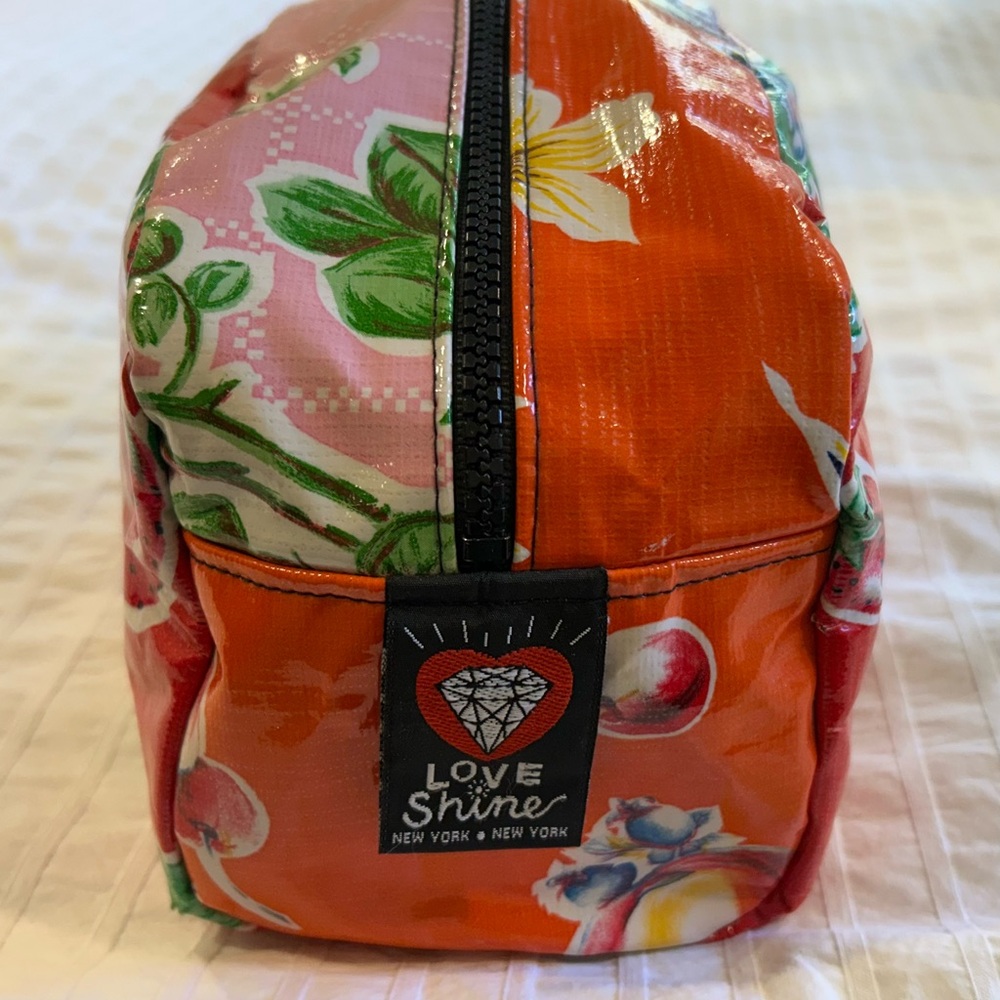 Floral Oilcloth Toiltery Bag - Loveshine - Picture 3 of 6